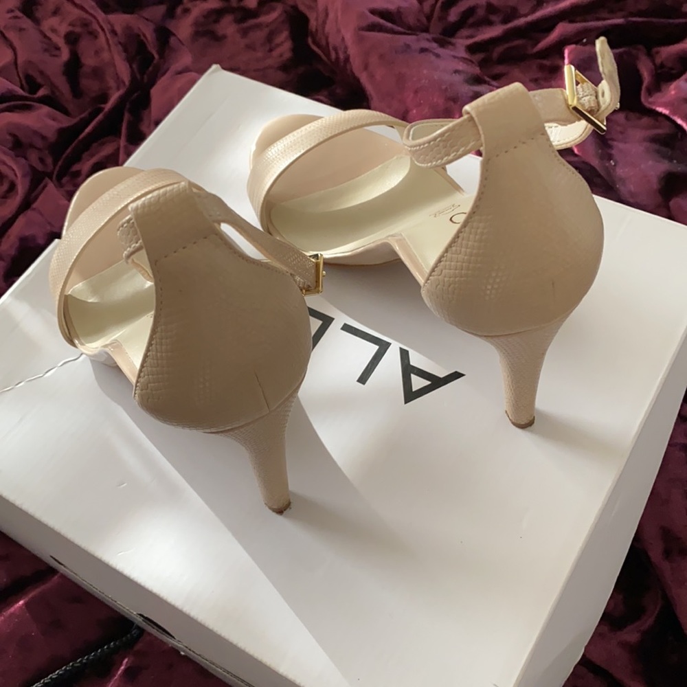 Heels - Picture 2 of 4